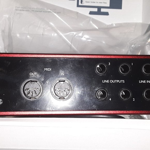 focusrite Scarlett  4i4 - Picture 4 of 4